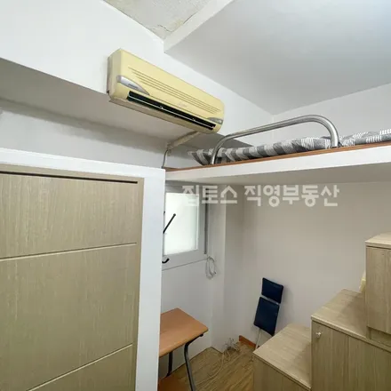Rent this studio apartment on 서울특별시 서대문구 창천동 52-30