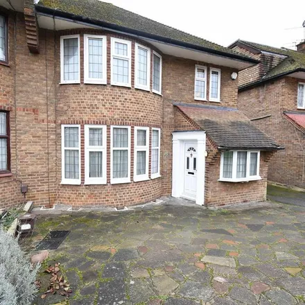 Rent this 3 bed duplex on 33 Michleham Down in London, N12 7JJ