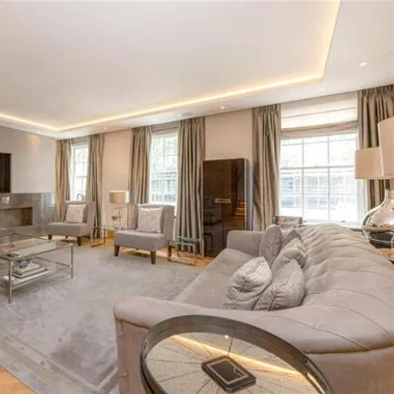 Rent this 3 bed room on 46 Upper Grosvenor Street in London, W1K 7EH
