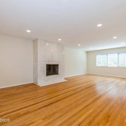 Rent this 3 bed apartment on 400 Park Avenue in Highland Park, IL 60035