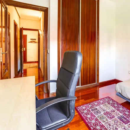 Rent this 4 bed room on Madrid in Calle de Arturo Soria, 353