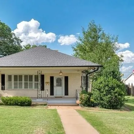 Buy this 3 bed house on 821 West Broadway Avenue in Elk City, OK 73644