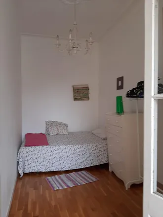Rent this 4 bed room on Carrer de Viladomat in 125, 08001 Barcelona