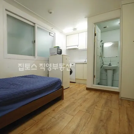 Rent this studio apartment on 서울특별시 서대문구 창천동 4-109