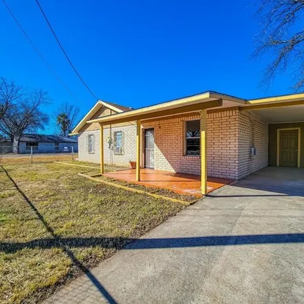 Image 2 - 206 3rd Street, Quemado, Maverick County, TX 78877, USA - House for sale