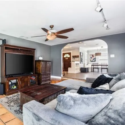Image 9 - 6907 Enfield Avenue, Los Angeles, CA 91335, USA - House for sale