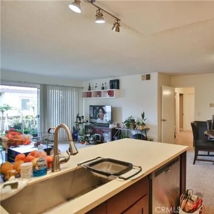 Image 7 - 2511 West Sunflower Avenue, Santa Ana, CA 92704, USA - Condo for sale