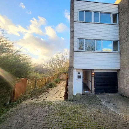 Rent this 3 bed duplex on The Cedars in Buckhurst Hill, IG9 5TS