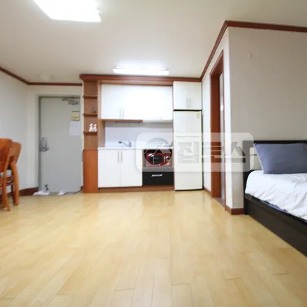 Rent this 1 bed apartment on 서울특별시 강남구 역삼동 673-22