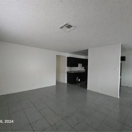 Image 2 - 6922 Hopkins Drive, Clark County, NV 89156, USA - Apartment for rent