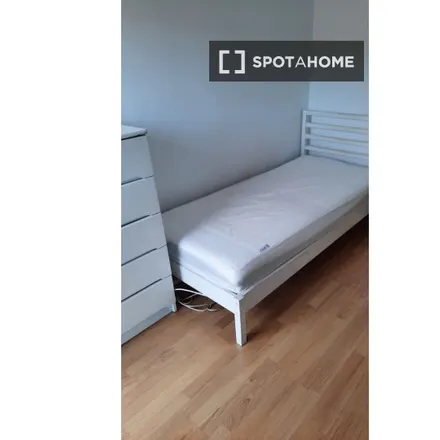 Rent this 4 bed room on Quinta do Borba in R Luís Camões 6 (Póvoa Sto Adrião), Rua Luís de Camões