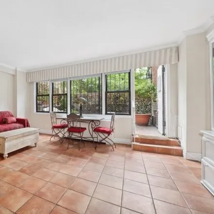 Image 2 - 201 East 83rd Street, New York, NY 10028, USA - Apartment for sale