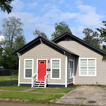 Buy this 3 bed house on 2014 Olive St in Texarkana, Texas