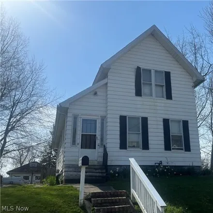 Buy this 4 bed house on 1184 West 8th Street in Ashtabula, OH 44004