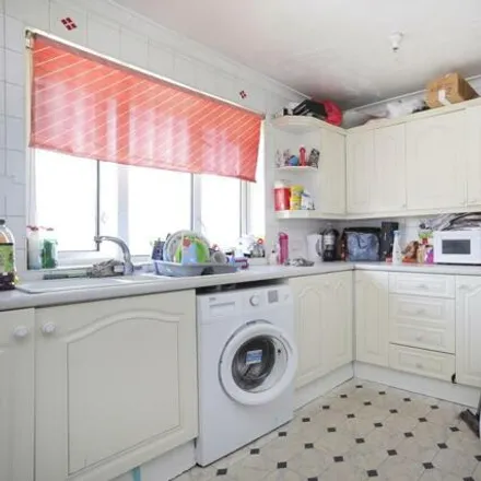Image 4 - Knights Way, London, IG6 2RS, United Kingdom - Apartment for sale