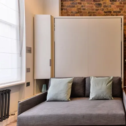 Rent this studio apartment on 36 Notting Hill Gate in London, W11 3HX