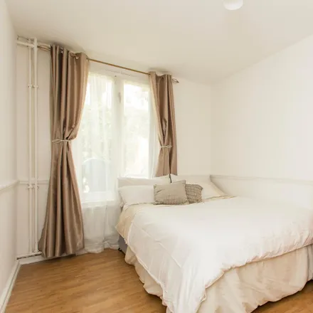 Rent this 4 bed room on 53-100 Powis Square in London, W11 2AX