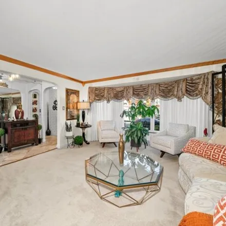 Image 4 - 8218 South Kingston Avenue, Chicago, IL 60617, USA - House for sale