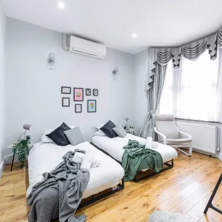 Image 5 - London, IG1 2DY, United Kingdom - House for rent