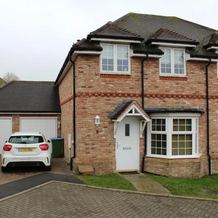 Rent this 3 bed duplex on Horseshoe Close in Findon, BN14 0EW