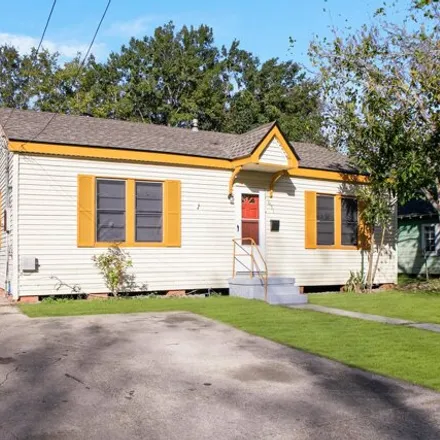 Buy this 2 bed house on 815 Saint John Street in Franklin, LA 70538