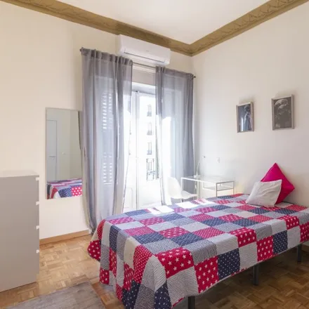 Rent this 11 bed room on Madrid in Borgonesse, Gran Vía
