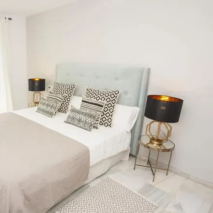 Rent this 3 bed apartment on Farmacia Albatros Marbella (Nueva Andalucía) in Calle Quevedo, 6