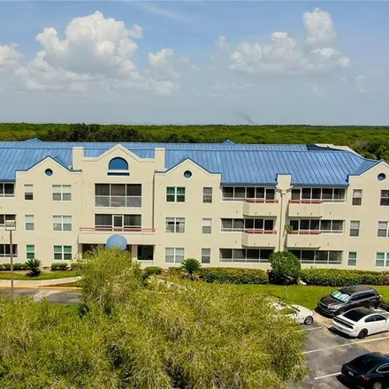 Buy this 3 bed condo on 13800 Whisperwood Drive in Feather Sound, Pinellas County