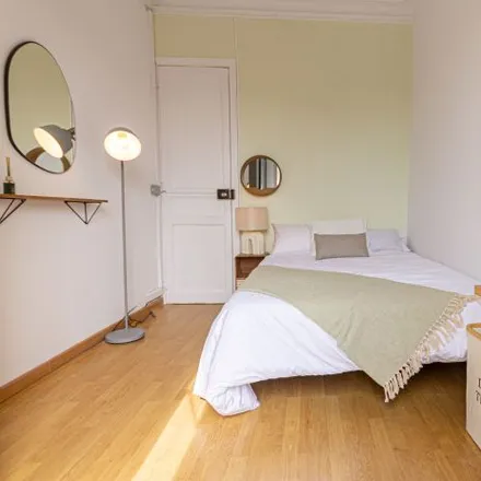 Rent this 2 bed room on Carrer de Calàbria in 98 B, 08001 Barcelona