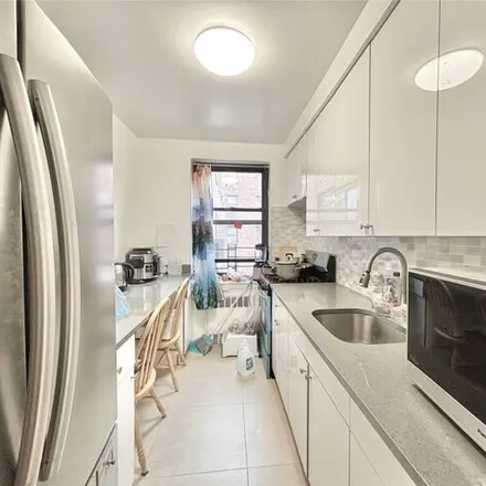 Image 3 - 29-14 139th Street, New York, NY 11354, USA - Apartment for sale