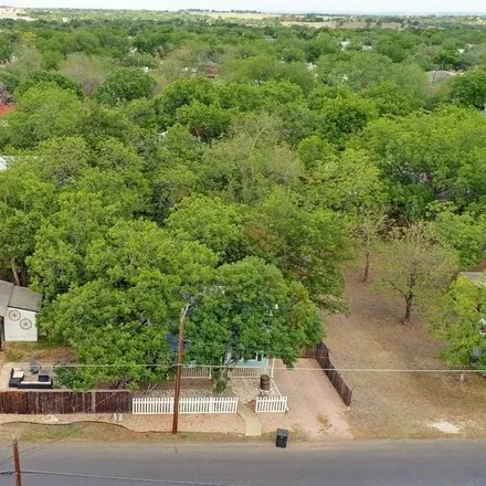 Image 2 - 701 Franklin Street, Fredericksburg, TX 78624, USA - House for sale