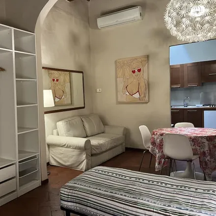 Rent this studio apartment on Via Maggio 10