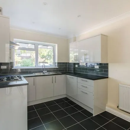 Rent this 3 bed apartment on Wellsmoor Gardens in London, BR1 2HT