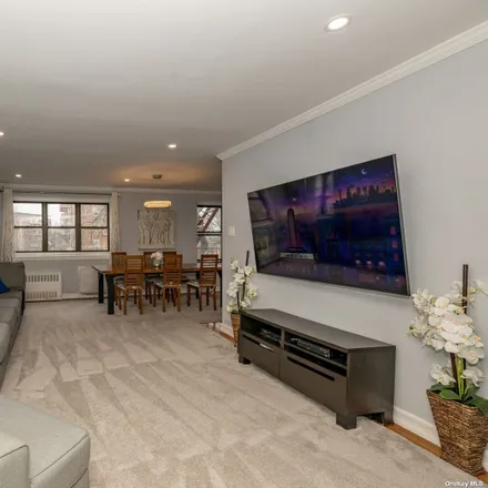 Buy this 3 bed condo on 85-10 151st Avenue in New York, NY 11414