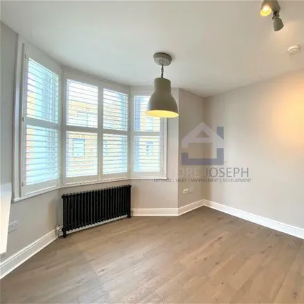 Image 3 - Boots, 322-324 North End Road, London, SW6 1NF, United Kingdom - Apartment for rent