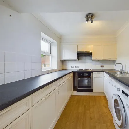 Image 2 - Malmers Well Road, High Wycombe, HP13 6NF, United Kingdom - Apartment for rent