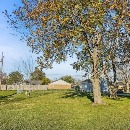 Image 4 - 1744 North Avenue Q, Velasco Heights, Freeport, TX 77541, USA - House for sale