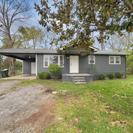 Buy this 3 bed house on 1913 North Main Street in Dickson, TN 37055