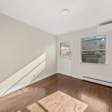 Image 7 - 119-30 7th Avenue, New York, NY 11356, USA - House for sale