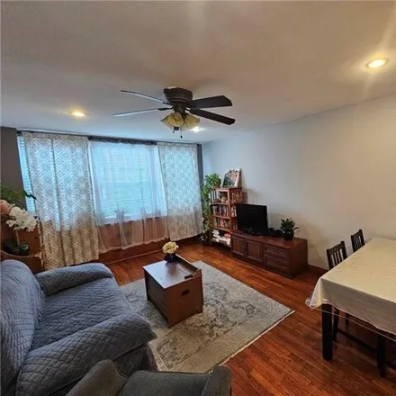 Image 9 - 205 Ocean Parkway, New York, NY 11218, USA - Apartment for sale