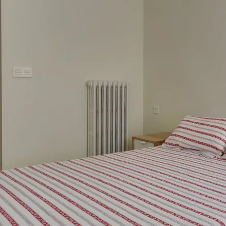 Rent this 3 bed room on Calle Arzobispo Apaolaza in 37-39, 50005 Zaragoza