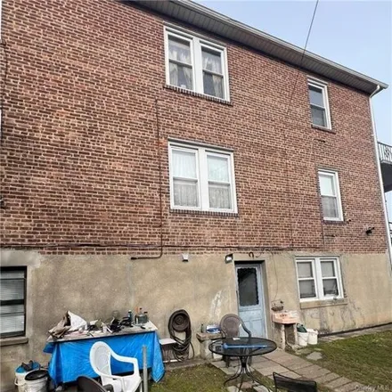 Image 2 - 100 Thurton Place, City of Yonkers, NY 10704, USA - House for sale