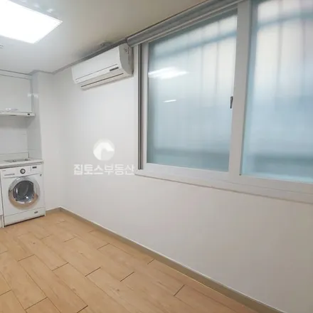 Rent this studio apartment on 서울특별시 서초구 잠원동 43-10