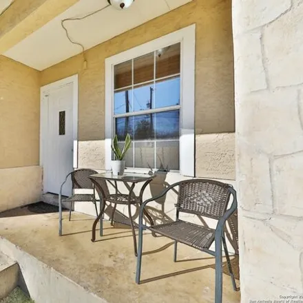 Image 2 - 383 Saint Francis Avenue, San Antonio, TX 78204, USA - House for sale