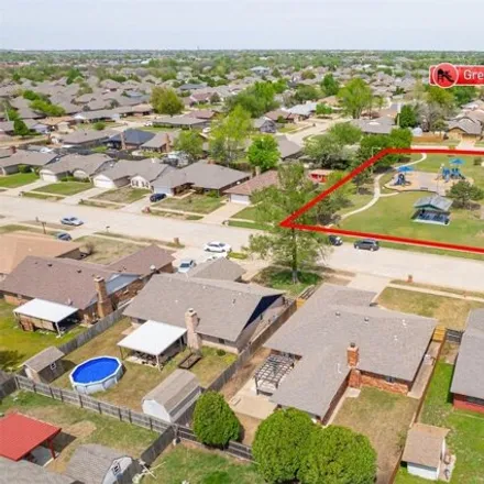 Image 3 - 1352 Northwest 6th Place, Moore, OK 73170, USA - House for sale