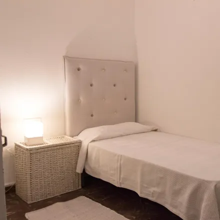 Rent this 4 bed room on Lulat in Plaça de Cánovas del Castillo, 12