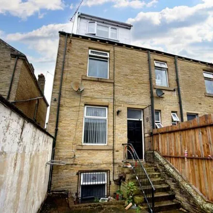 Buy this 3 bed townhouse on Newroyd Road in Bradford, BD5 8EE