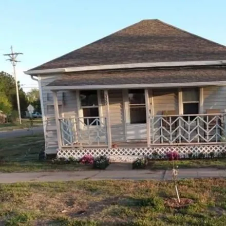 Buy this 3 bed house on 927 South Elm Street in Hutchinson, KS 67501