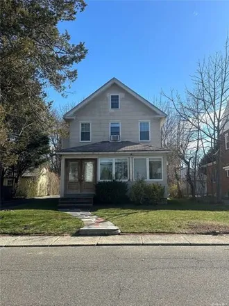 Rent this 3 bed house on 95 Maple Street in Village of Great Neck, NY 11023