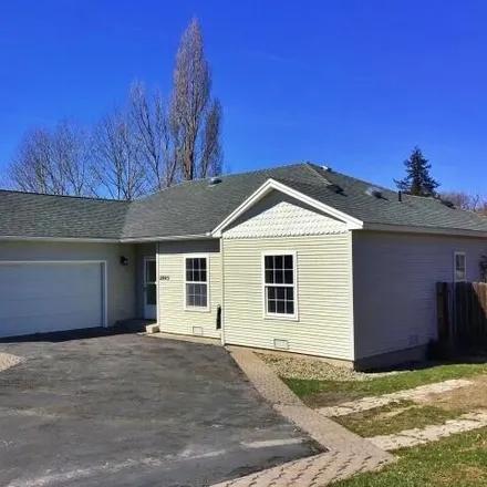 Buy this 3 bed house on 2051 California Avenue in Klamath Falls, OR 97601